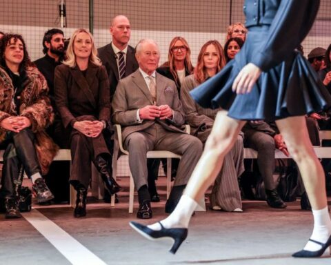 Βρετανία: Σε επίδειξη μόδας στο Λονδίνο ο βασιλιάς Κάρολος