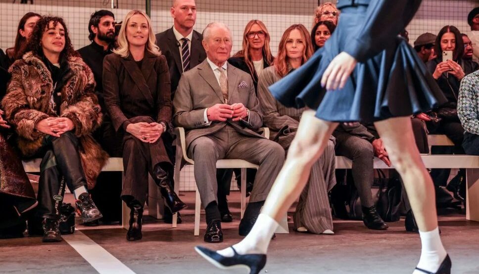 Βρετανία: Σε επίδειξη μόδας στο Λονδίνο ο βασιλιάς Κάρολος