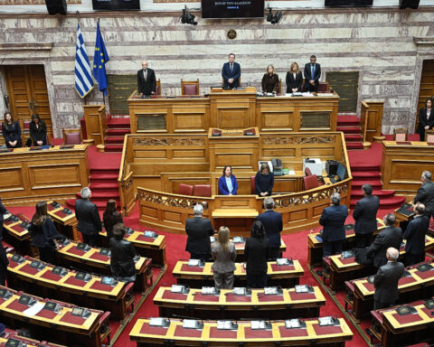 Τέμπη: Ενός λεπτού σιγή στη Βουλή