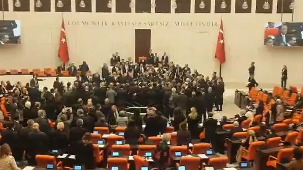 Τουρκία: Άγριο ξύλο στην Βουλή