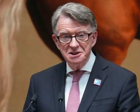 Βρετανία: Συνελήφθη ο πρώην πρεσβευτής στις ΗΠΑ Πίτερ Μάντελσον