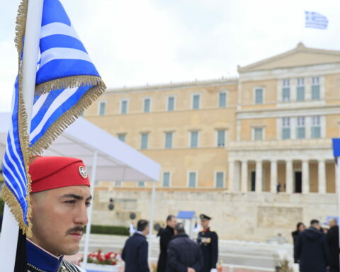 Live η στρατιωτική παρέλαση της 25ης Μαρτίου στο Σύνταγμα - Δείτε εικόνες και βίντεο