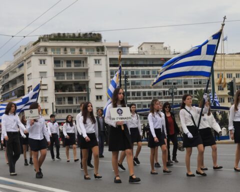 25η Μαρτίου: Με τι καιρό θα γίνουν οι παρελάσεις - Τι λένε οι μετεωρολόγοι