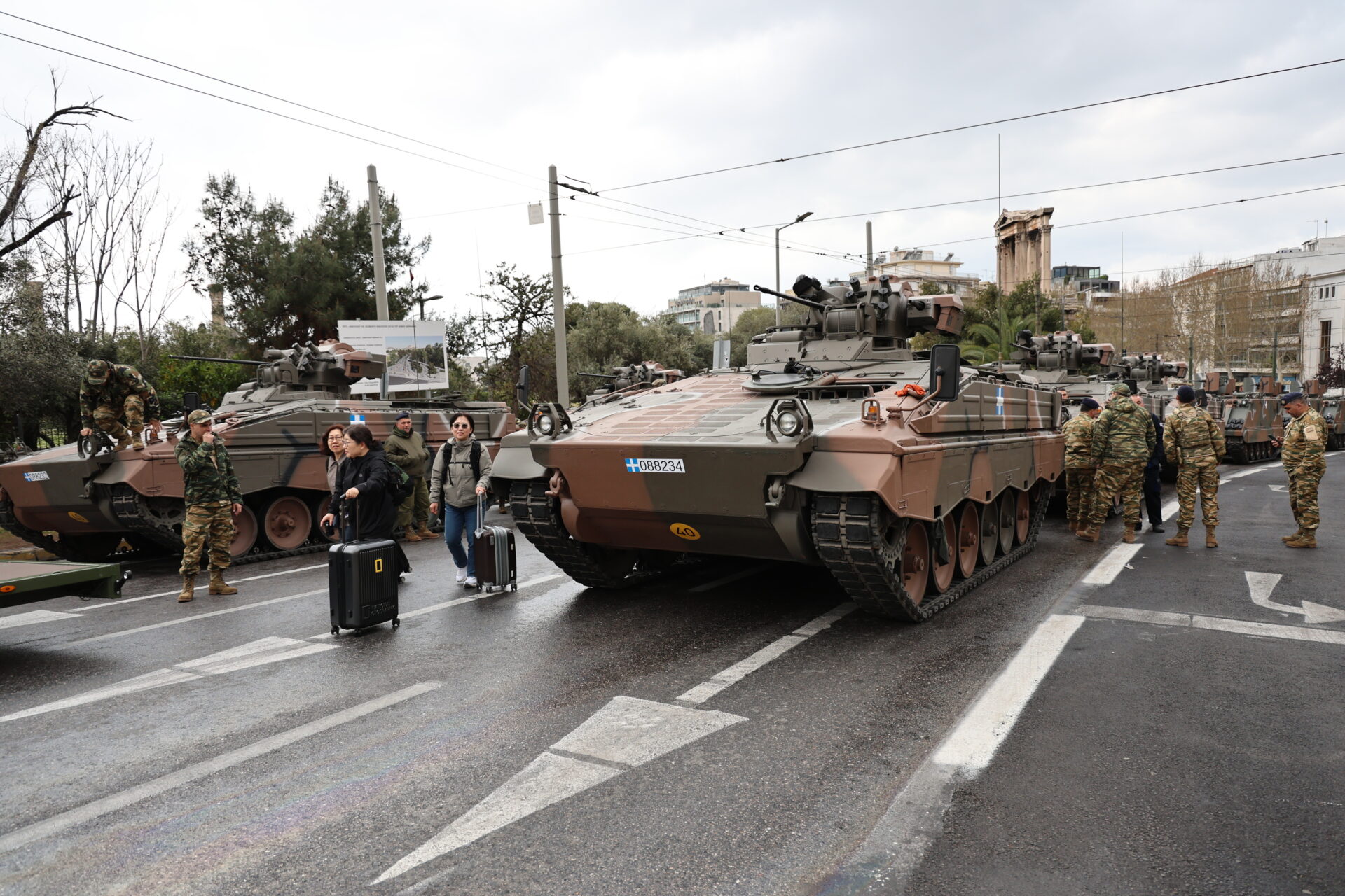 Live η στρατιωτική παρέλαση της 25ης Μαρτίου στο Σύνταγμα - Δείτε εικόνες και βίντεο