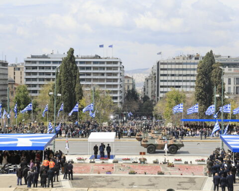 Live η στρατιωτική παρέλαση της 25ης Μαρτίου στο Σύνταγμα - Δείτε εικόνες και βίντεο