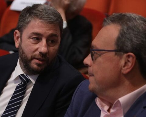 Πρόσκληση Ανδρουλάκη σε Φάμελλο και Χαρίτση