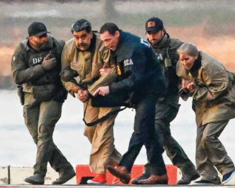 O πρόεδρος της Βενεζουέλας, Νικολάς Μαδούρο, και η σύζυγός του οδηγούνται στο ελικόπτερο για να μεταφερθούν σε δικαστήριο της Νέας Υόρκης, στις 3 Ιανουαρίου του 2026. Ερωτήματα εγείρει η ενημέρωση κάποιων αρκετές ημέρες πριν, ώστε να ποντάρουν και να κερδίσουν