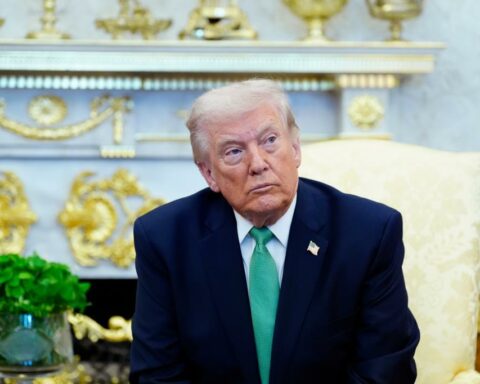 Ο Τραμπ απειλεί με αποχώρηση από το ΝΑΤΟ