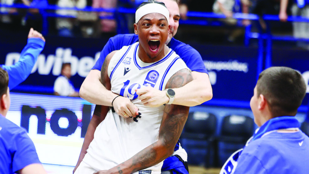 Ο Τζάστιν Έντλερ-Ντέιβις πανηγυρίζει τη νίκη του Ηρακλή επί του Παναθηναϊκού AKTOR