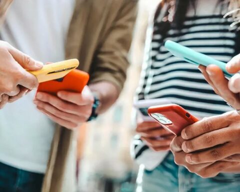 Εννέα στους 10 γονείς λένε όχι κινητά στους κάτω των 15