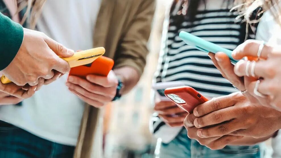 Εννέα στους 10 γονείς λένε όχι κινητά στους κάτω των 15