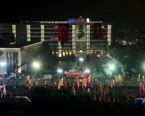 Συγκέντρωση υπέρ του Ιμάμογλου στην Κωνσταντινούπολη