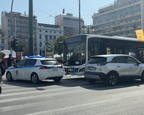 Παράσυρση πεζού από λεωφορείο στον Πειραιά