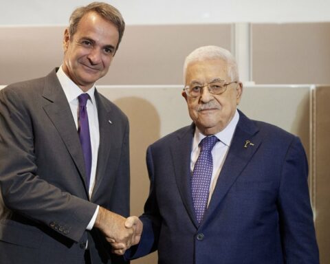 Τηλεφωνική επικοινωνία Μητσοτάκη με τον Μαχμούντ Αμπάς