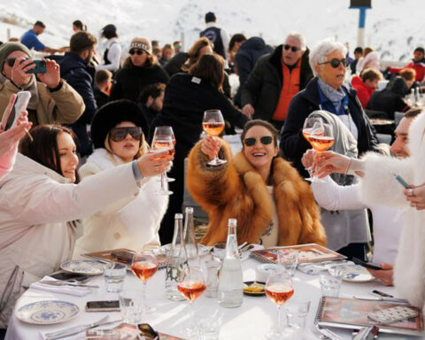 Ξέφρενο ρωσικό πάρτι, οργή Πούτιν και μυστήρια στο «Κουρσεβέλσκι»