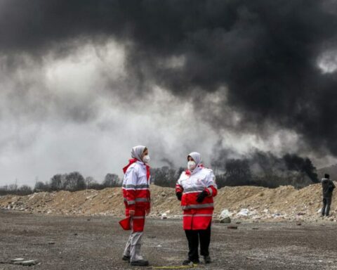 Ο ΠΟΥ προειδοποιεί για τους κινδύνους από τη «μαύρη βροχή» στο Ιράν