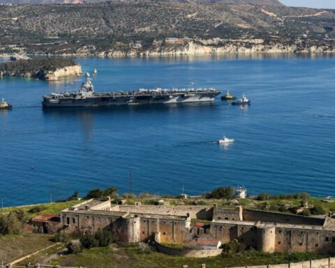 Επιστρέφει στη Σούδα το αεροπλανοφόρο