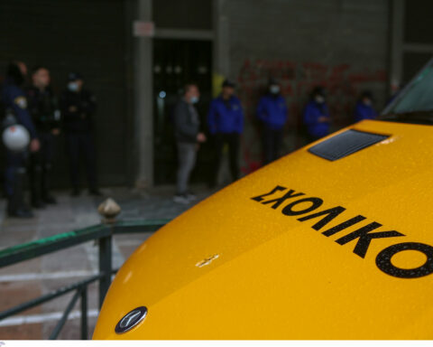 Συνελήφθη οδηγός σχολικού λεωφορείου – Είχε κάνει χρήση ναρκωτικών λίγο πριν μεταφέρει μαθητές