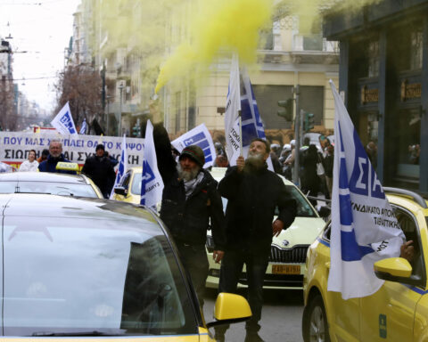 Συνεχίζουν και σήμερα την απεργία οι οδηγοί ταξί