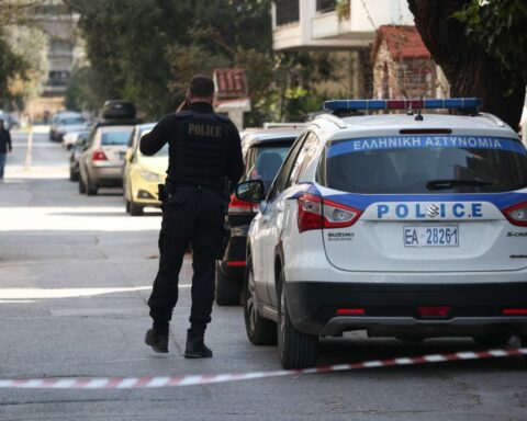 επιτέθηκε με τσεκούρι σε αστυνομικούς στους Αμπελόκηπους