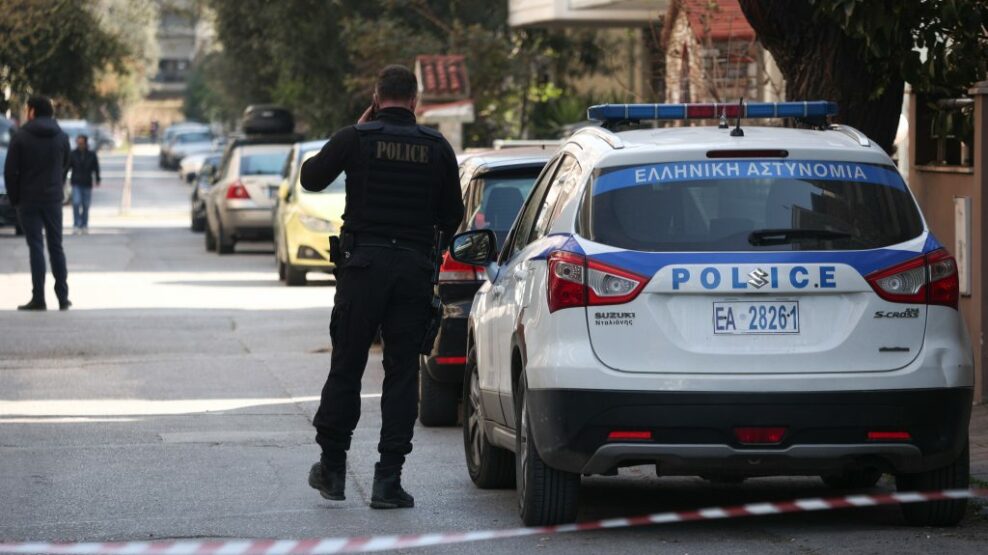 επιτέθηκε με τσεκούρι σε αστυνομικούς στους Αμπελόκηπους