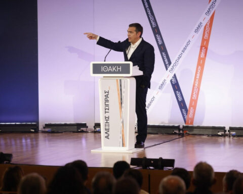 Ο Αλέξης Τσίπρας παρουσιάζει την 