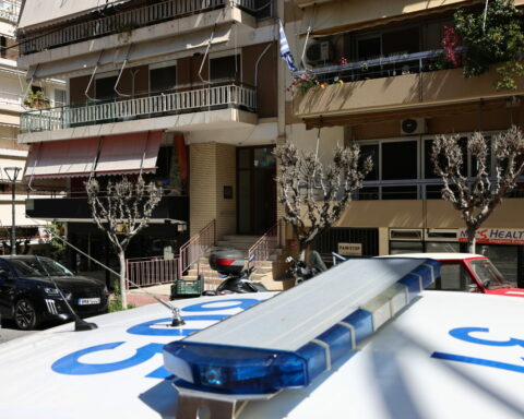 Θρίλερ στου Ζωγράφου: Νεκρές μητέρα και κόρη σε σφραγισμένο δωμάτιο – Συνελήφθη ο γιος