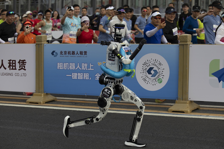 Ανθρωποειδές ρομπότ σε ημιμαραθώνιο στο Πεκίνο