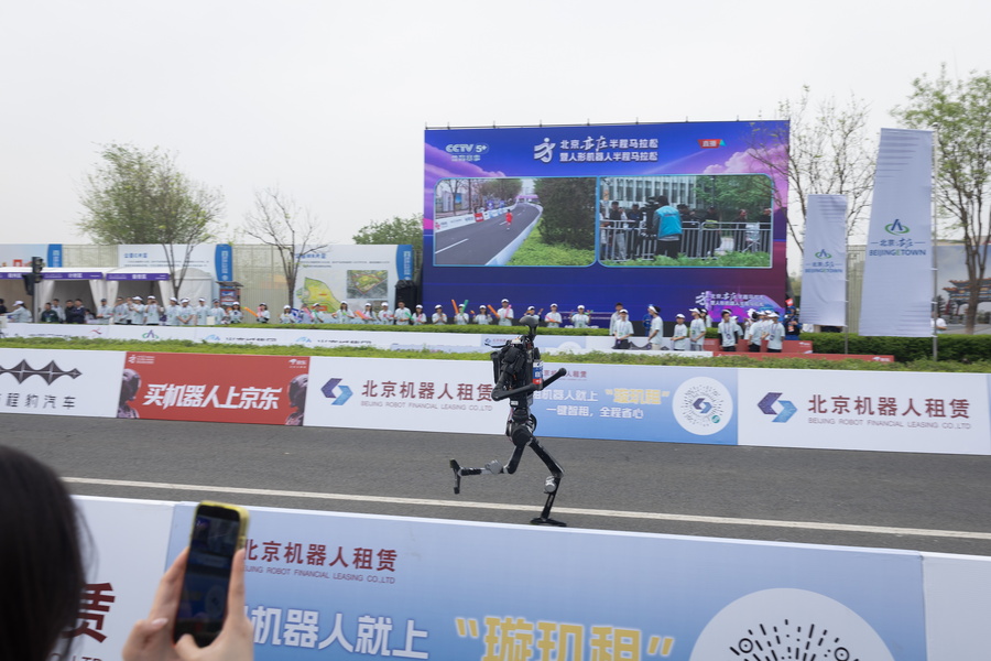 Ανθρωποειδές ρομπότ σε ημιμαραθώνιο στο Πεκίνο