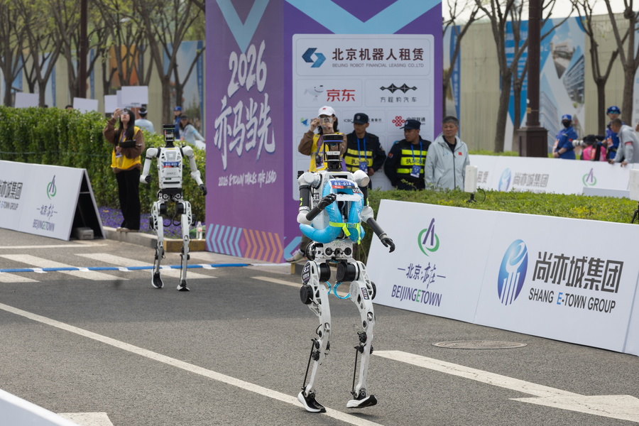 Ανθρωποειδές ρομπότ σε ημιμαραθώνιο στο Πεκίνο