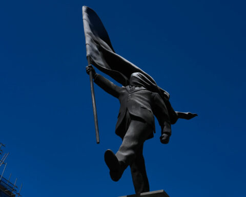 Άγαλμα με την υπογραφή του Banksy