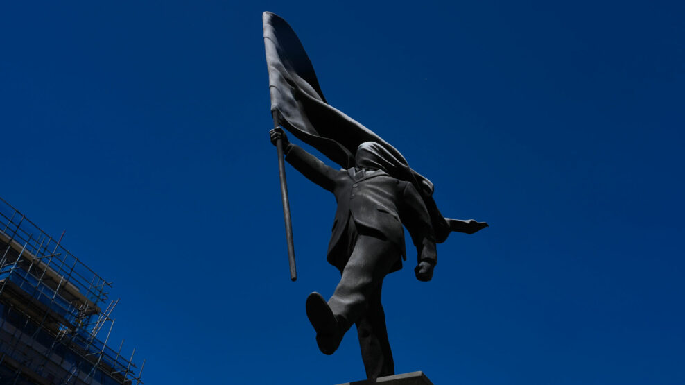 Άγαλμα με την υπογραφή του Banksy