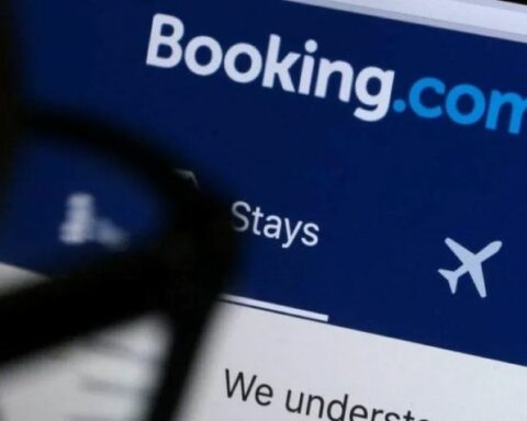 Συναγερμός στη Booking.com:
