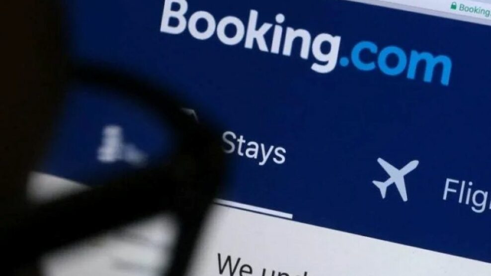 Συναγερμός στη Booking.com: