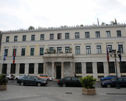 Δήμος Αθηναίων: Δωρεάν ηλεκτρικό ρεύμα για 22 χρόνια σε τρεις μονογονεϊκές οικογένειες