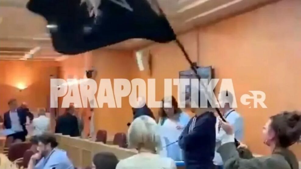 Εισβολή στο δημοτικό συμβούλιο της Αθήνας για τα προσφυγικά