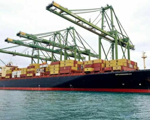 Οι φρουροί της Επανάστασης χτύπησαν ελληνόκτητο πλοίο