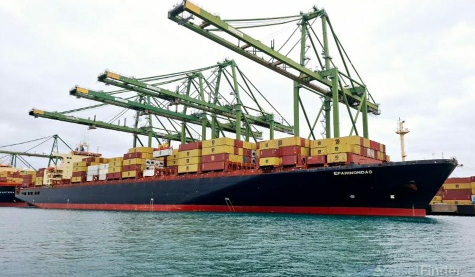 Οι φρουροί της Επανάστασης χτύπησαν ελληνόκτητο πλοίο