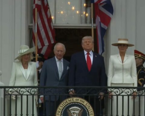 Μεγαλειώδης υποδοχή του Βασιλιά Κάρολου στον Λευκό Οίκο (Βίντεο)