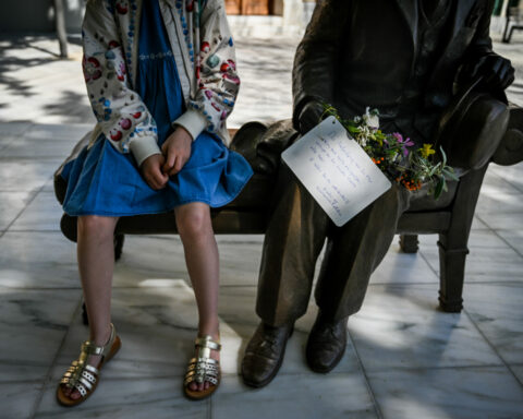 άγαλμα του Κωνσταντίνου Καβάφη