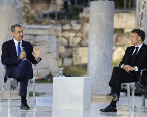 Στη Ρωμαϊκή Αγορά Μητσοτάκης και Μακρόν