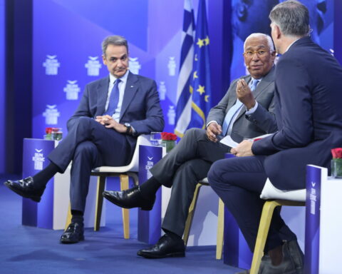 Δείτε live τη συζήτηση Μητσοτάκη - Κόστα