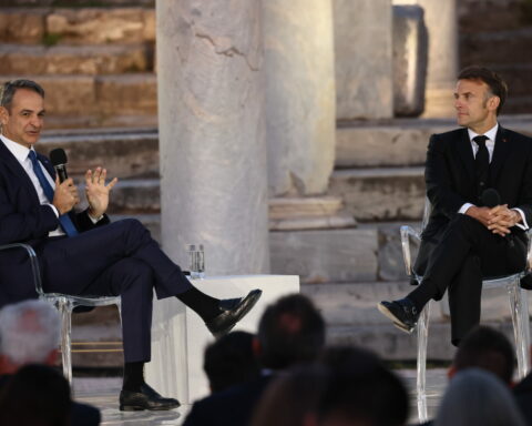 Μακρόν σε Μητσοτάκη