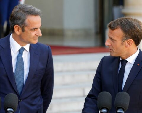 Απόψε το δείπνο στον Μακρόν στο Προεδρικό