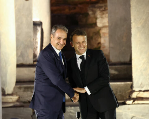 Στο Προεδρικό Μέγαρο Μητσοτάκης και Μακρόν