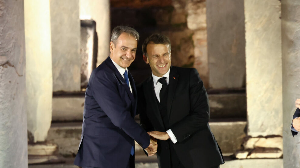 Στο Προεδρικό Μέγαρο Μητσοτάκης και Μακρόν