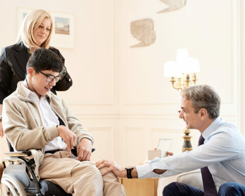 O Kυριάκος Μητσοτάκης υποδέχτηκε μαθητή Ειδικού σχολείου