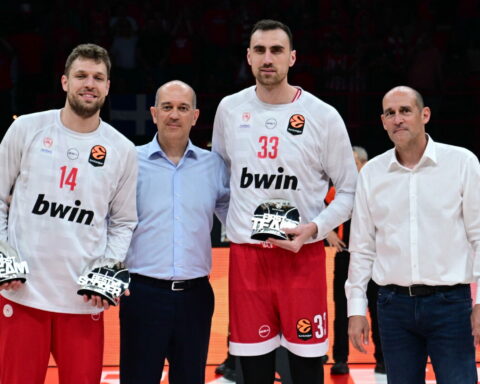 Ολυμπιακός: Αποθέωση και βράβευση στο ΣΕΦ για Βεζένκοφ και Μιλουτίνοφ