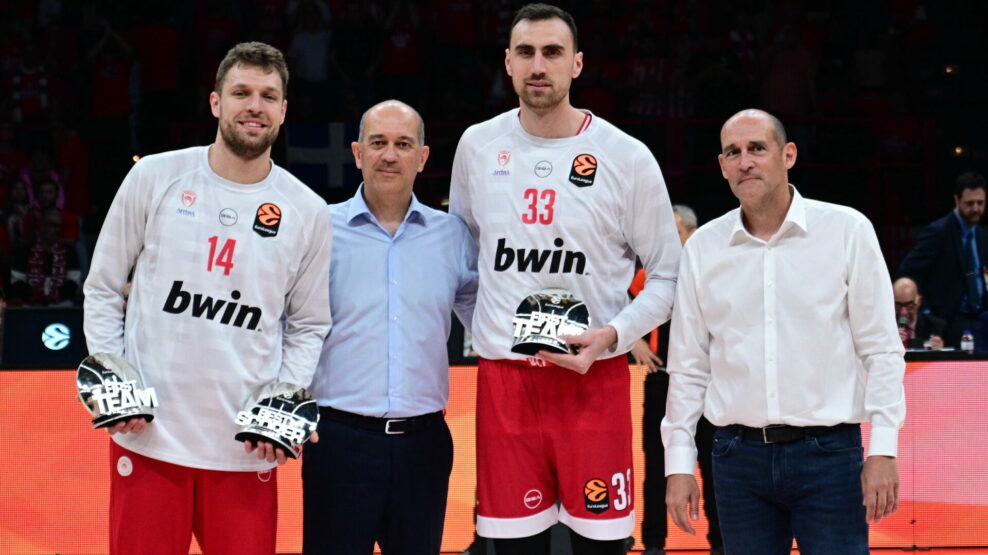 Ολυμπιακός: Αποθέωση και βράβευση στο ΣΕΦ για Βεζένκοφ και Μιλουτίνοφ