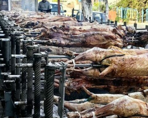 Πάσχα στην Αθήνα: Σούβλες με αρνιά και κοκορέτσια εντυπωσιάζουν τους τουρίστες στο Μοναστηράκι